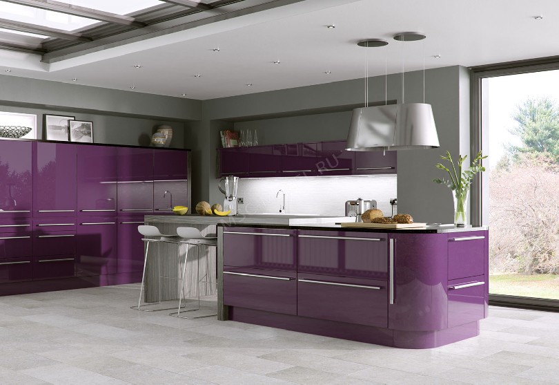 Встроенная кухня Одиссей закрытая фиолетовым пластиком