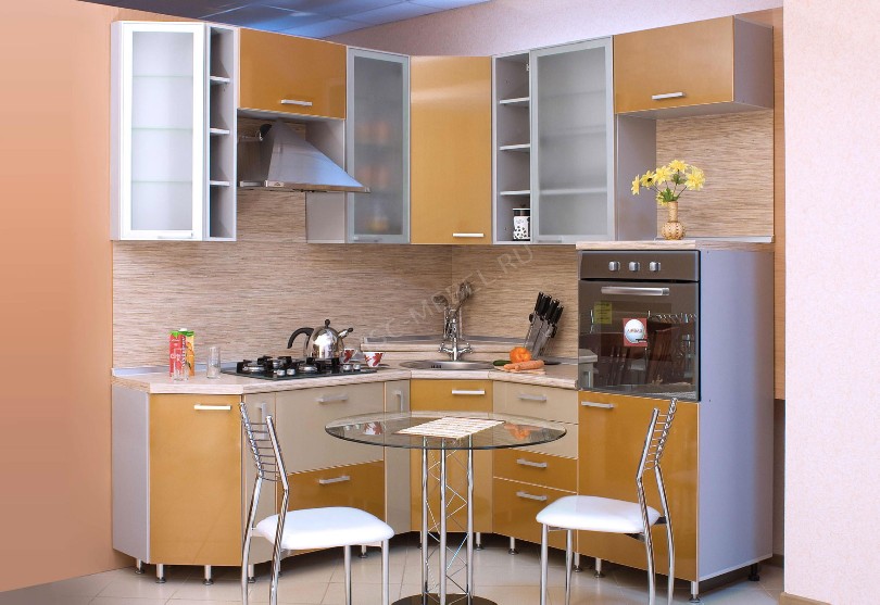 Гарнитур «Мебель России» хороший угловой вариант для маленькой закрытой кухни