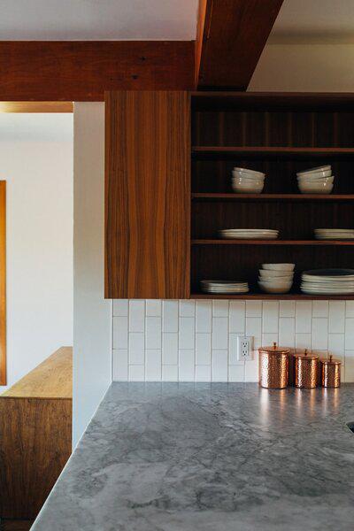 Кухонный фартук из вертикальной плитки