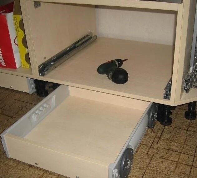 Установка выдвижного ящика под цоколь при сборке кухни