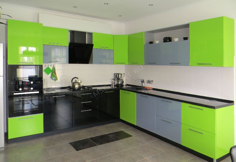 Фото Угловая кухня ярко-зеленого цвета в эмали