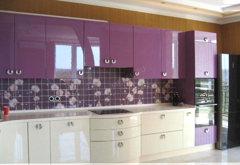 Фото Прямая кухня в бело-фиолетовом цвете