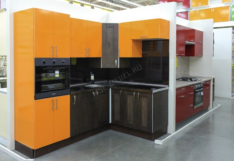 Фото Яркая угловая кухня оранжевого цвета